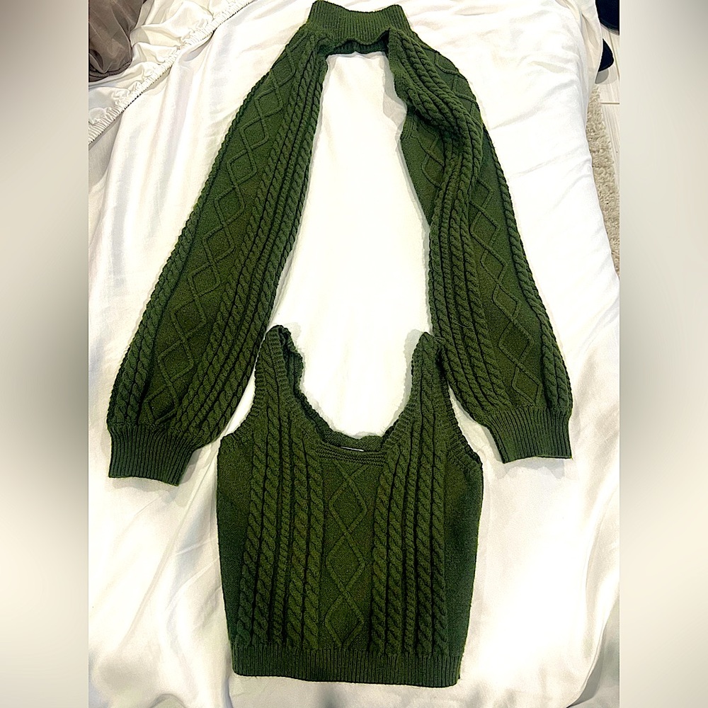 Crop top with turtle neck sleeves, two piece set!